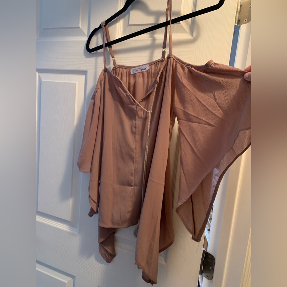 Women’s top with flare sleeves